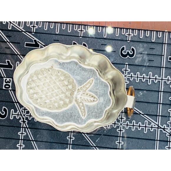 William Sonoma Set of Four Copper finish Pineapple Molds - Picture 9 of 11